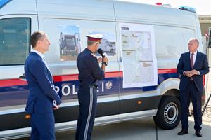 V.l.n.r.: Abteilungsleiter Gerald Tatzgern, LPD Burgenland Martin Huber und Innenminister Gerhard Karner in Nickelsdorf.