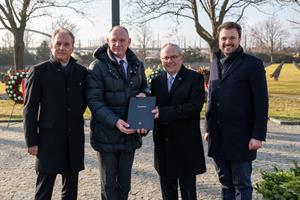 Im Rahmen der Übergabe überreichte General Wolfgang Schneiderhan symbolisch das Totenbuch, das die Namen der auf dem Friedhof bestatteten deutschen Soldaten dokumentiert, an Innenminister Karner.