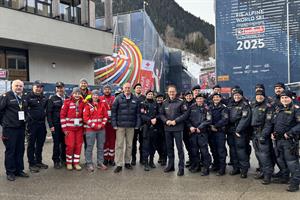 Innenminister Gerhard Karner mit zahlreichen Einsatzkräften von Polizei, Rettung und Feuerwehr vor dem WM-Stadion in Saalbach-Hinterglemm.